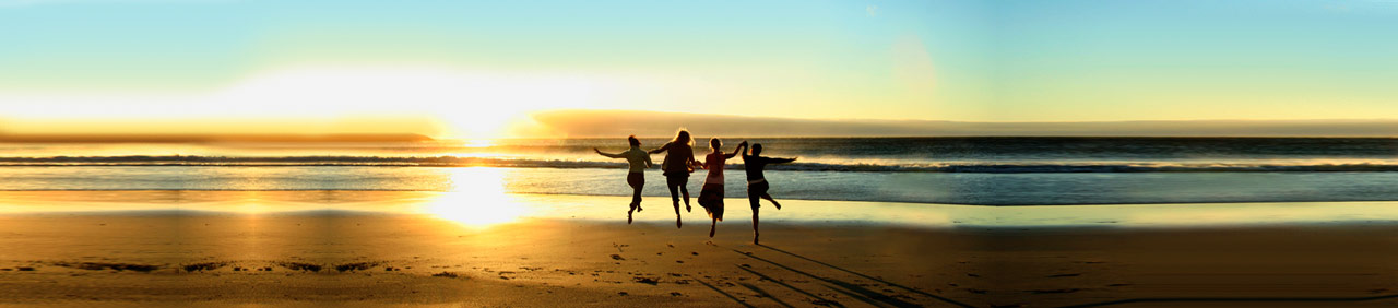 girls_happy_beach_sunset